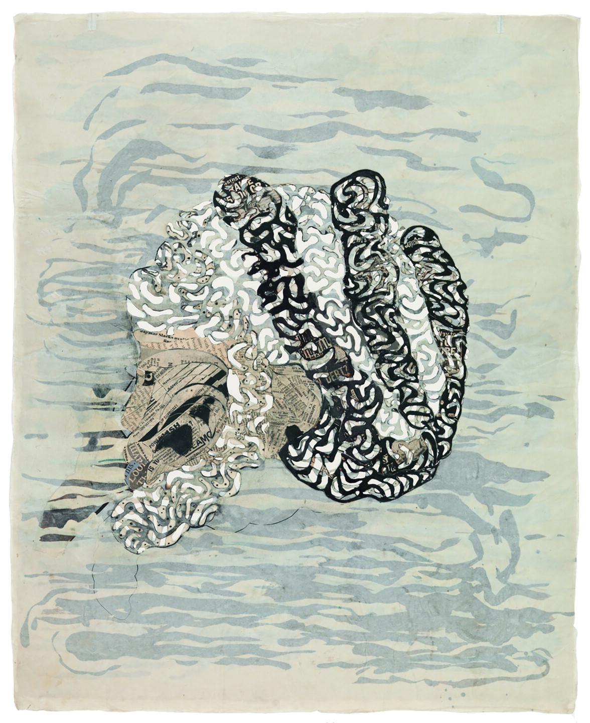 Desenho vertical de Ellen Gallagher em tinta que lembra forma aquática com tinta e recortes de revistas em marrom claro, cinza, preto e branco.