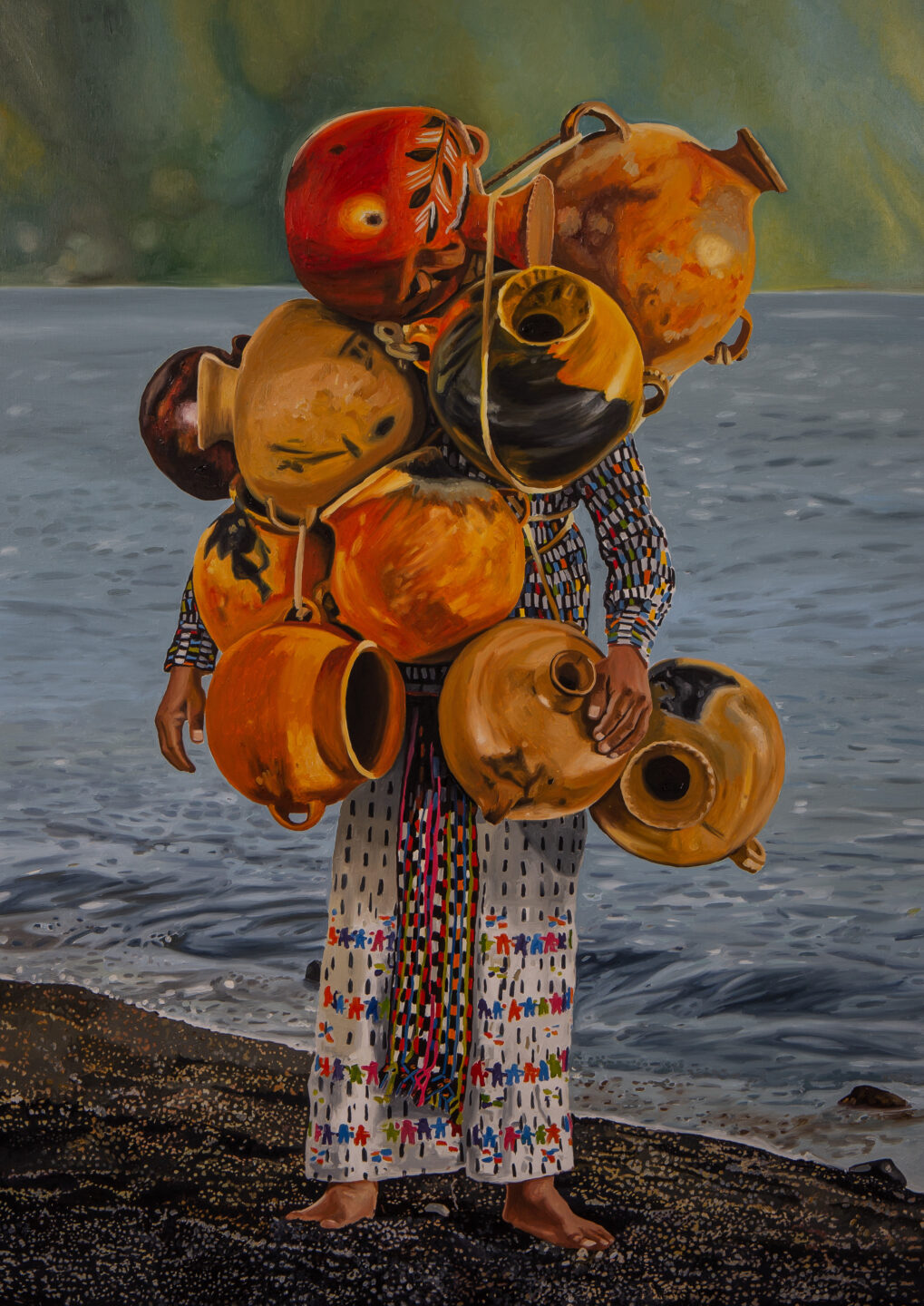 Pintura figurativa de Manuel Chavajay que mostra uma pessoa usando trajes tradicionais da América Central com oito vasos grandes e circulares sendo levados em cima de sua cabeça, cobrindo seu rosto. A pessoa está diante de um lago.