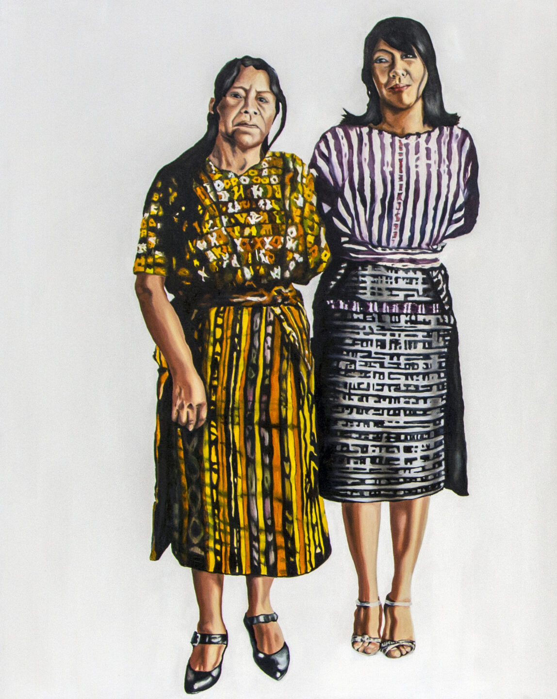 Pintura figurativa de Marilyn Boror Bor que mostra duas mulheres sobre fundo branco, uma mais baixa usando um vestido em verde e amarelo e a outra mais jovem e alta, usando um vestido roxo com listras brancas. As duas parecem ter uma relação íntima, como mãe e filha.