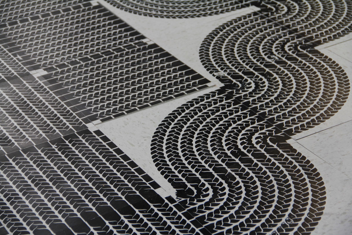 Impressão de motivos de tranças em preto e branco que formam um padrão